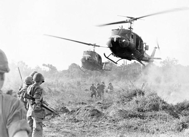 Foto van de luchtmacht die te hulp schiet voor de soldaten die gered of geavacueerd moeten worden